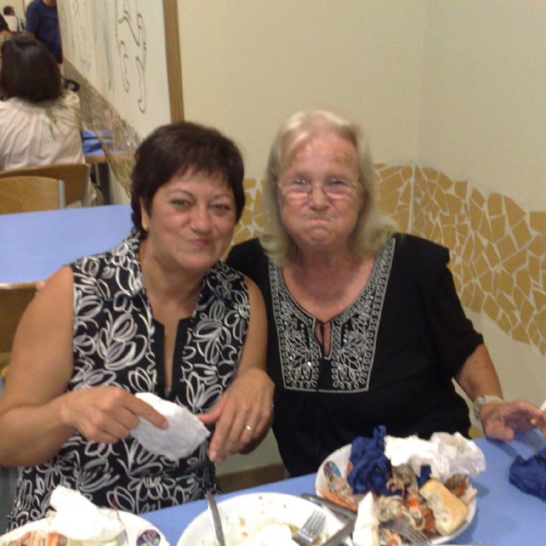 Drei Frauen sitzen an einem Tisch und essen gemeinsam bei einem geselligen Treffen.