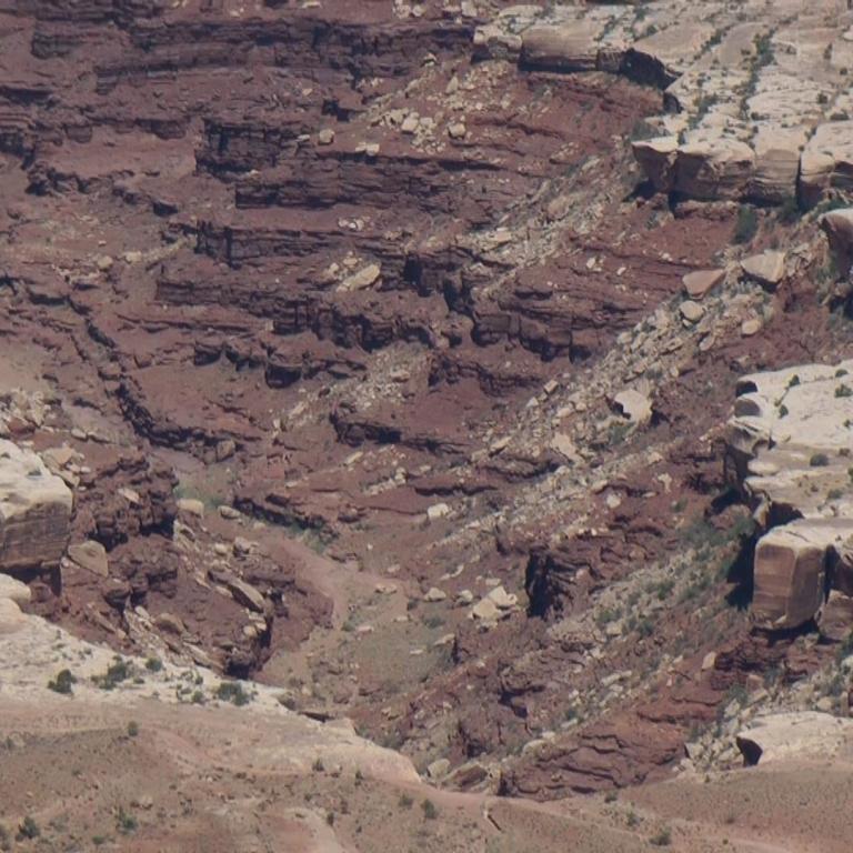 Weite und tiefe Canyonlandschaft mit deutlich sichtbaren geschichteten Felsformationen