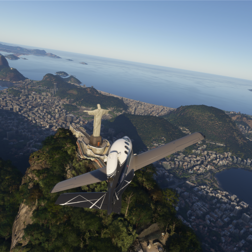 Luftaufnahme von Rio de Janeiro, die die Christusstatue und die weitläufige Küstenlandschaft zeigt.